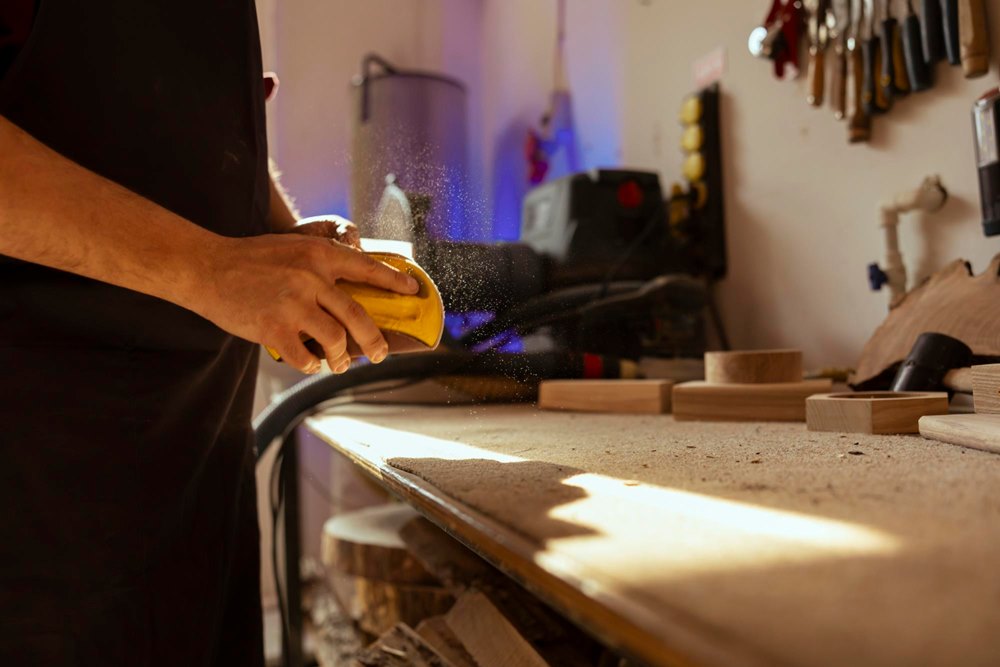 Warsztat i narzędzia w ciepłym świetle