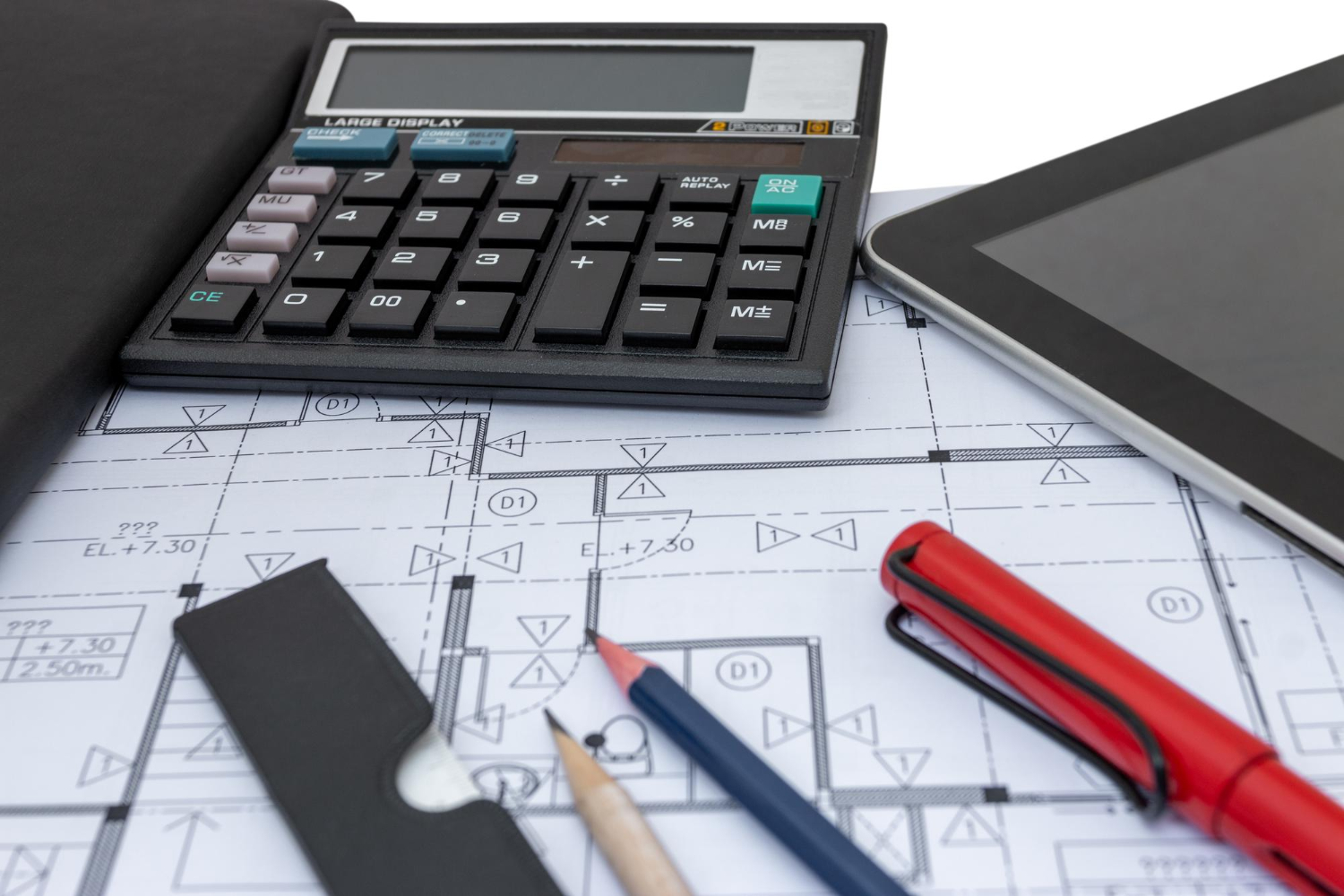 Stół z planami, narzędzia budowlane i kalkulator